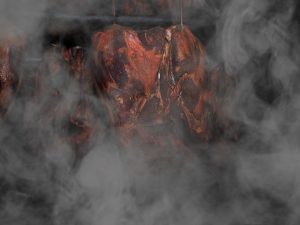 Secretele afumării la tine acasă: cum să transformi carnea și peștele în delicii fumegante