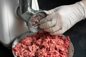 Mașini de tocat carne profesionale: Eficiență și performanță în industria alimentară