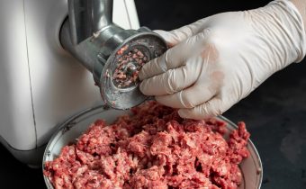 Mașini de tocat carne profesionale: Eficiență și performanță în industria alimentară