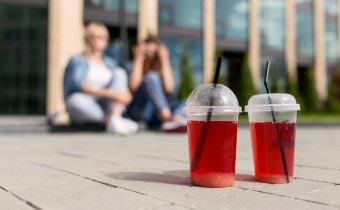 Ce pahare din plastic sunt potrivite pentru băuturi calde