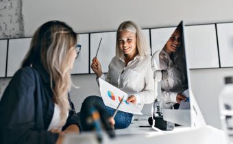 Ce întrebări să pui unei agenții de marketing din București înainte să semnezi contractul