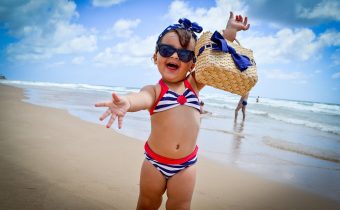 Accesorii pentru plajă dedicate copiilor: ce este util în vacanță