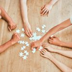 Ce criterii contează când alegi un organizator de team building în România