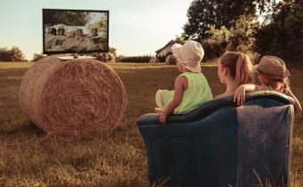 TCL 85C855: televizor uriaș pentru cei care vor experiență apropiată de cinema