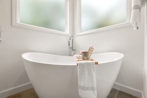 Amenajare baie modernă: idei practice pentru un spațiu elegant și funcțional